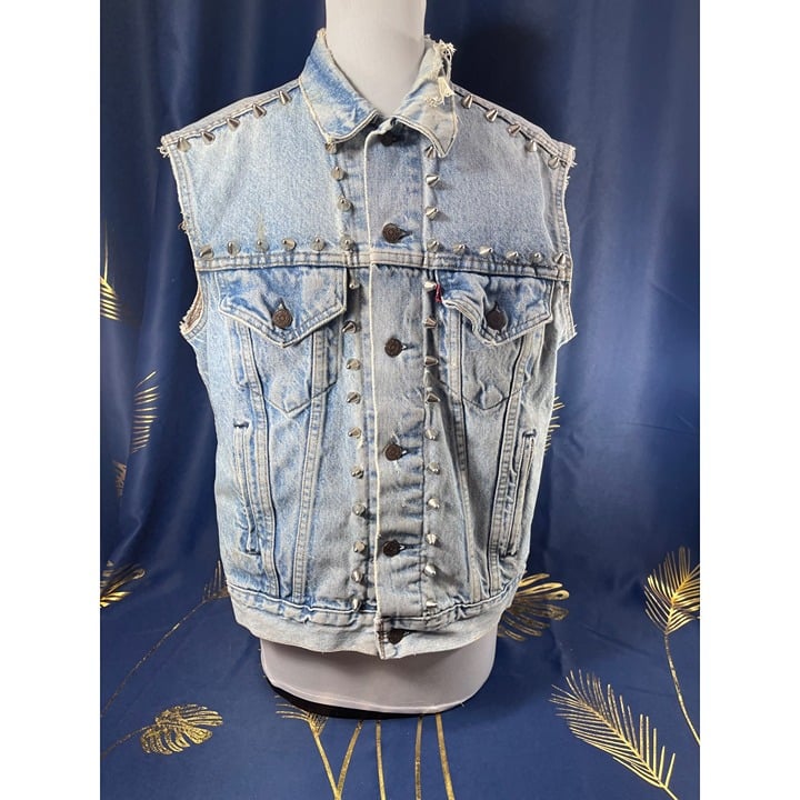 MENS LEVIS SLEEVELESS DENIM JACKET WITH PUNK OR ROCKER STUDS - SZ 42