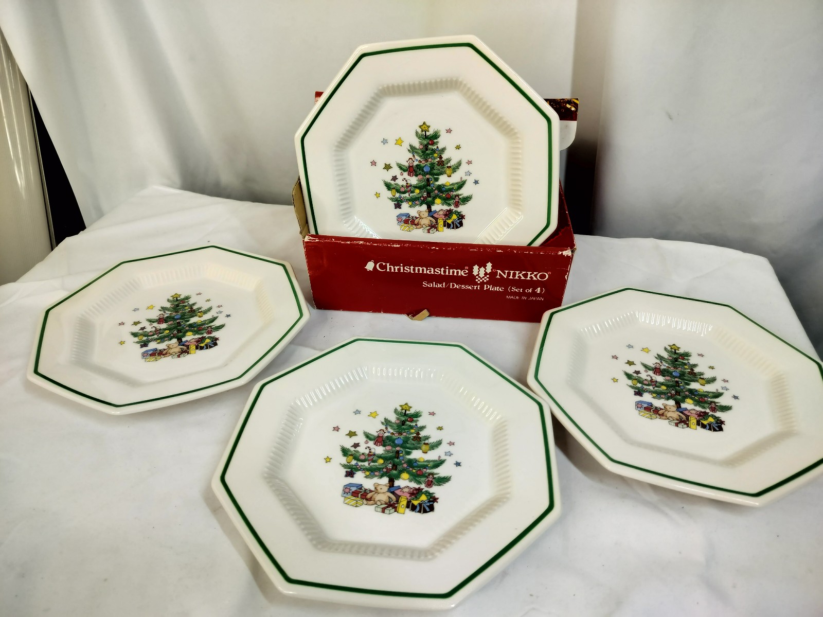 Nikko Christmastime Octagon Shape Salad / dessert Plates Set of 4