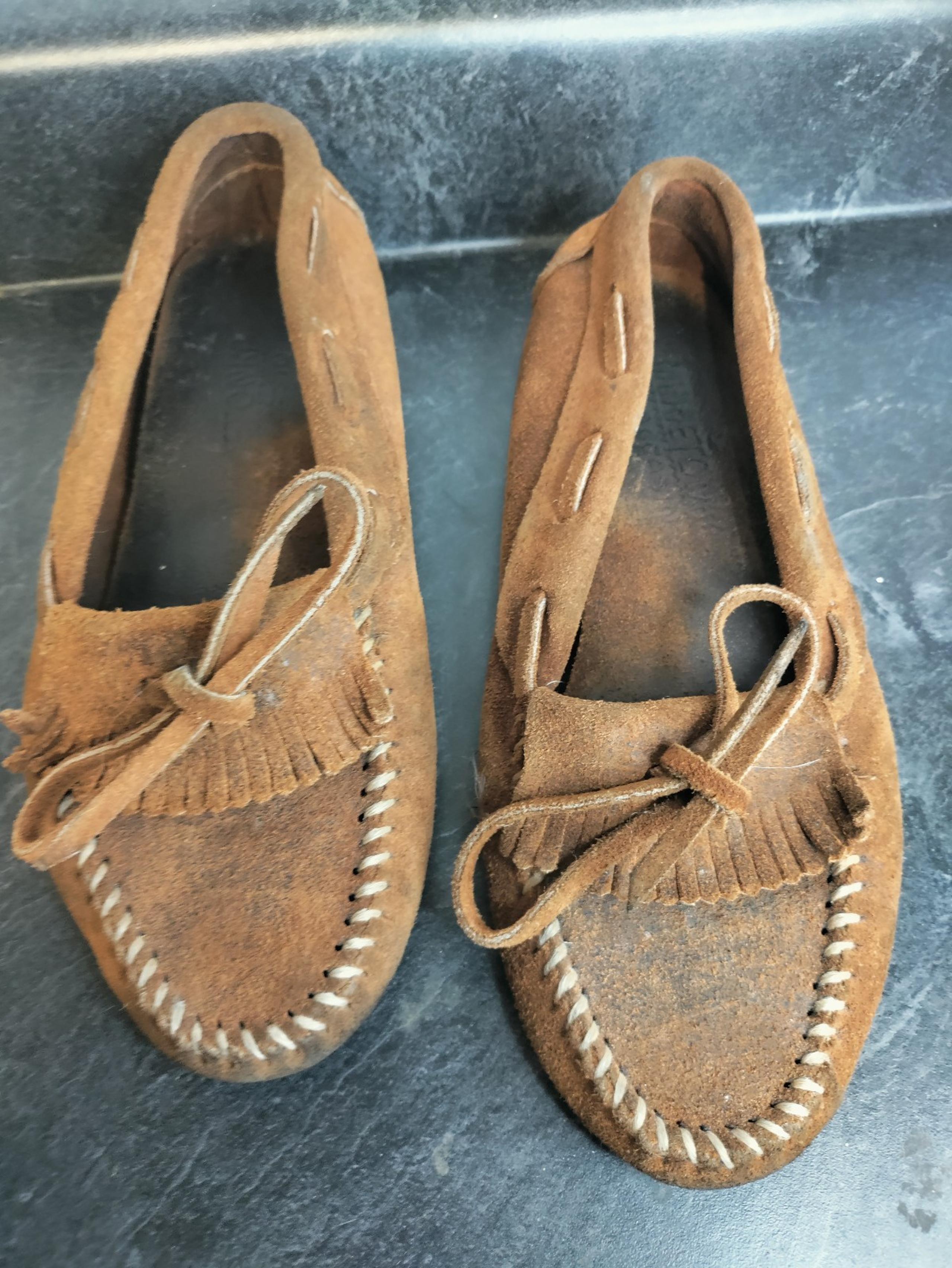 Minnetonka Womens Size 7 Brown Slip On Moccasins.