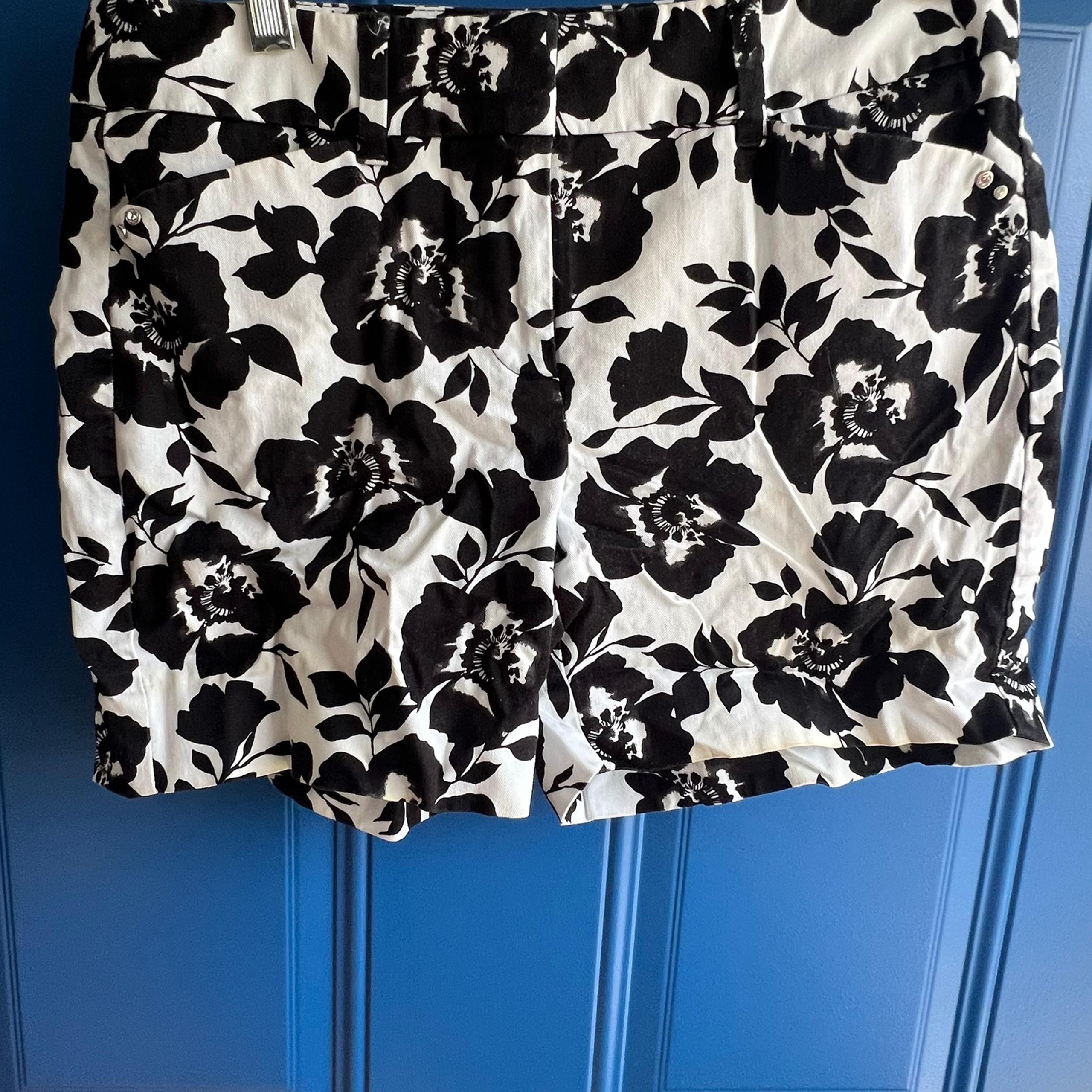 White House Black Market Womens Shorts Black White Floral Stretch Cotton Size 00