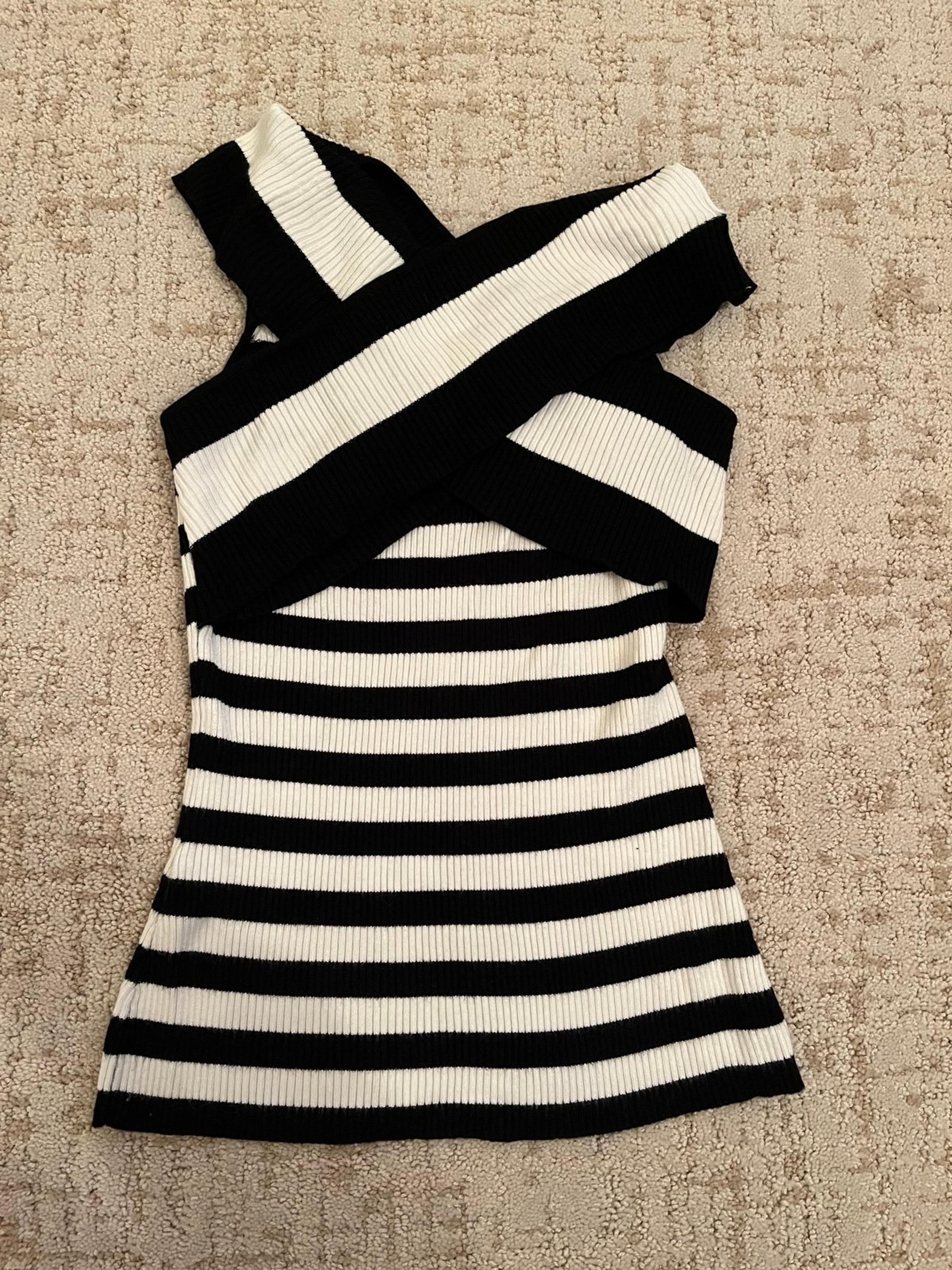 INC International Concepts Black and White cross neck halter S