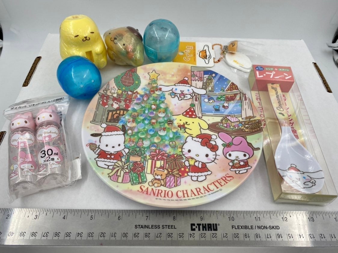 Sanrio Hello Kitty Christmas plate, Cinnamoroll soup spoon, Pompompurin gashapon