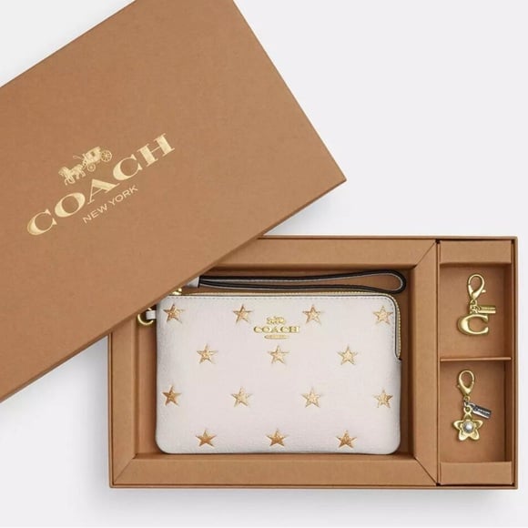 New Coach Boxed Corner Zip Wristlet With Star Print And Charms