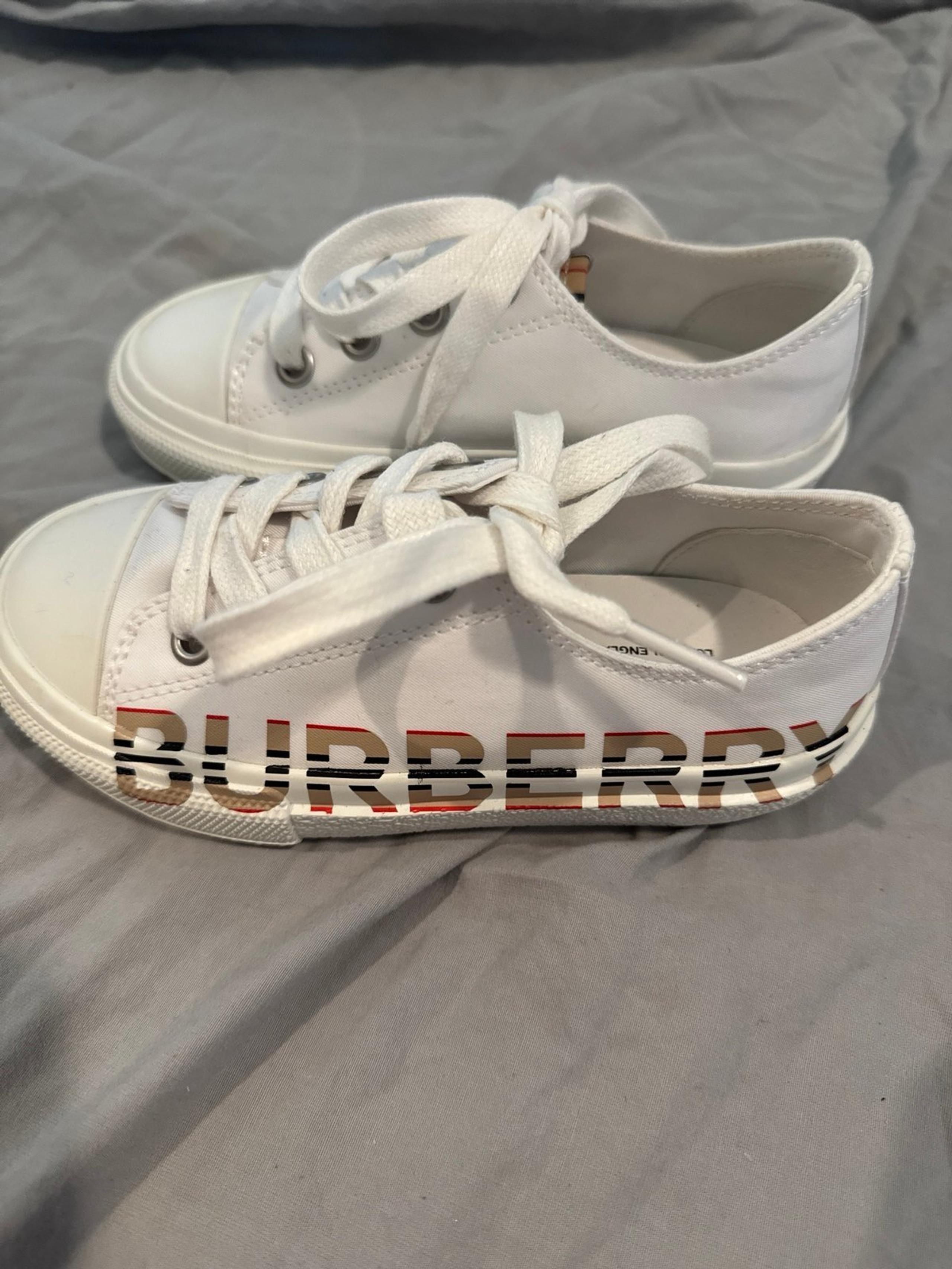 New Burberry kids shoes size 27 with dusters