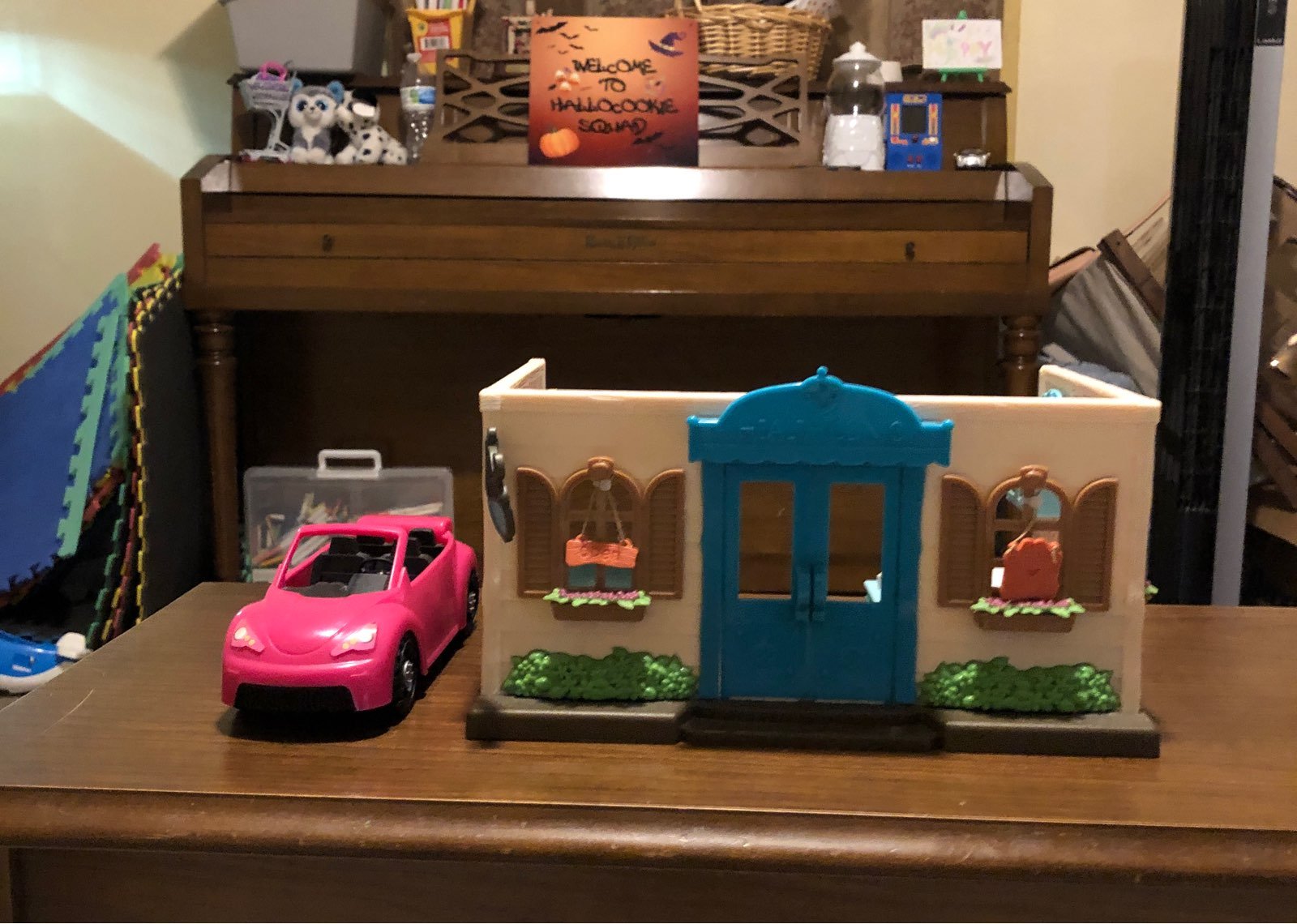 calico critters Hospital, does not come with all the pieces has been used, has a