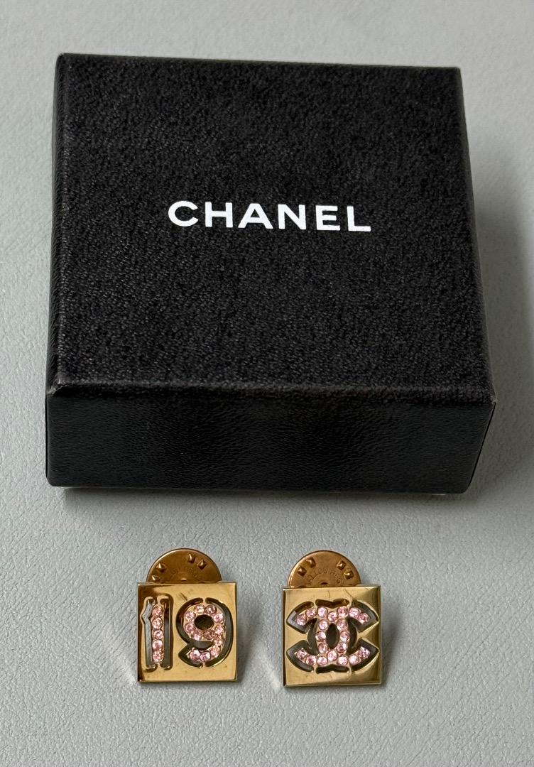 CHANEL pin brooch
