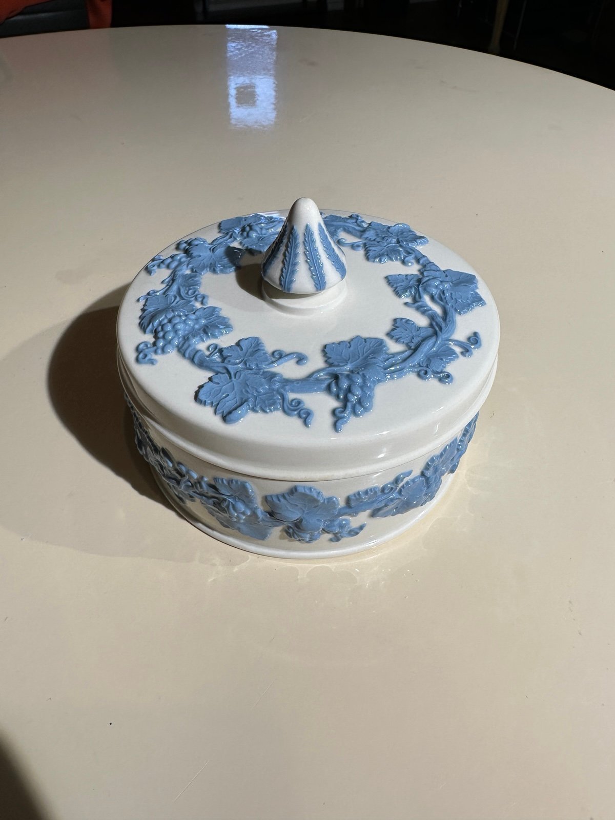 WEDGWOOD Lavender Blue on White Embossed Queensware Grapes BONBON BOX free ship