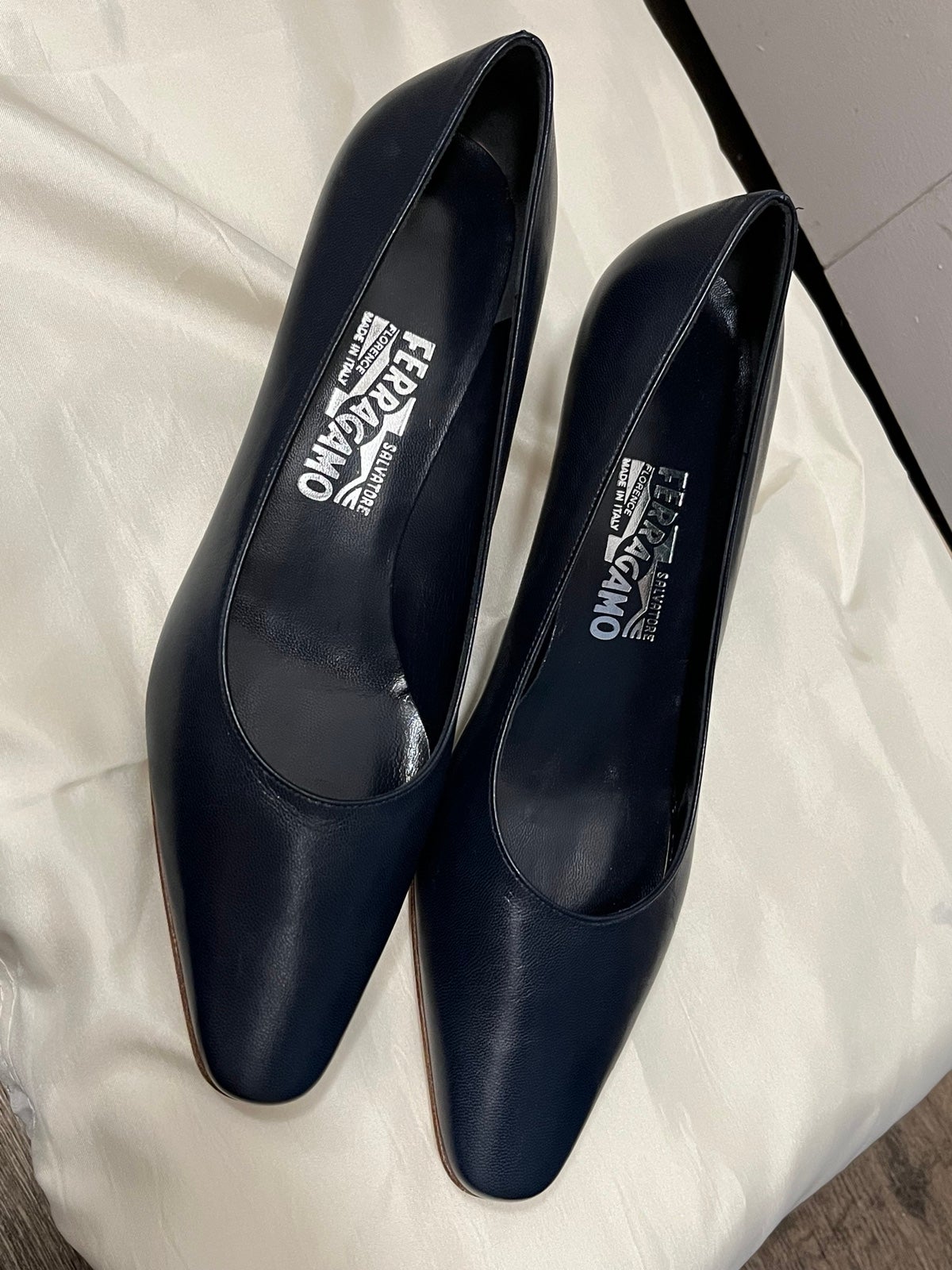 Salvatore Ferragamo: navy blue women’s kitten heel shoes