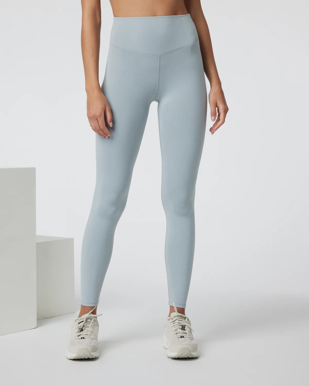 NEW Vuori Chilled Out Performance Leggings in Chalk Blue