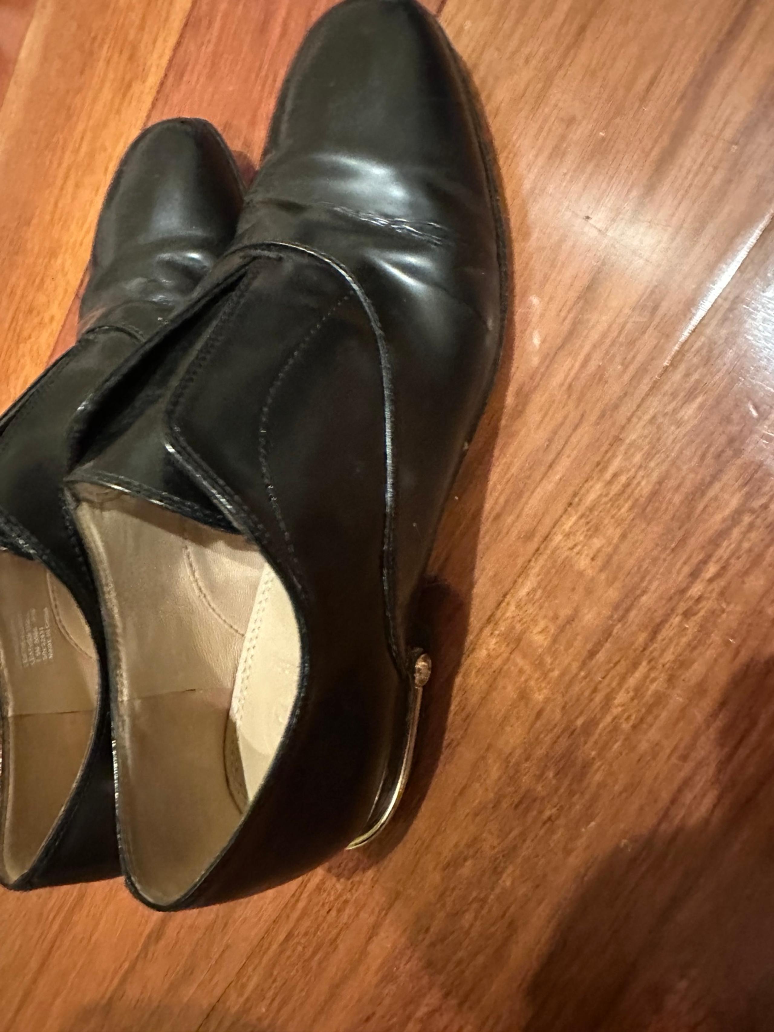 Tory Burch women’s 7.5 black and gold shoes loafers