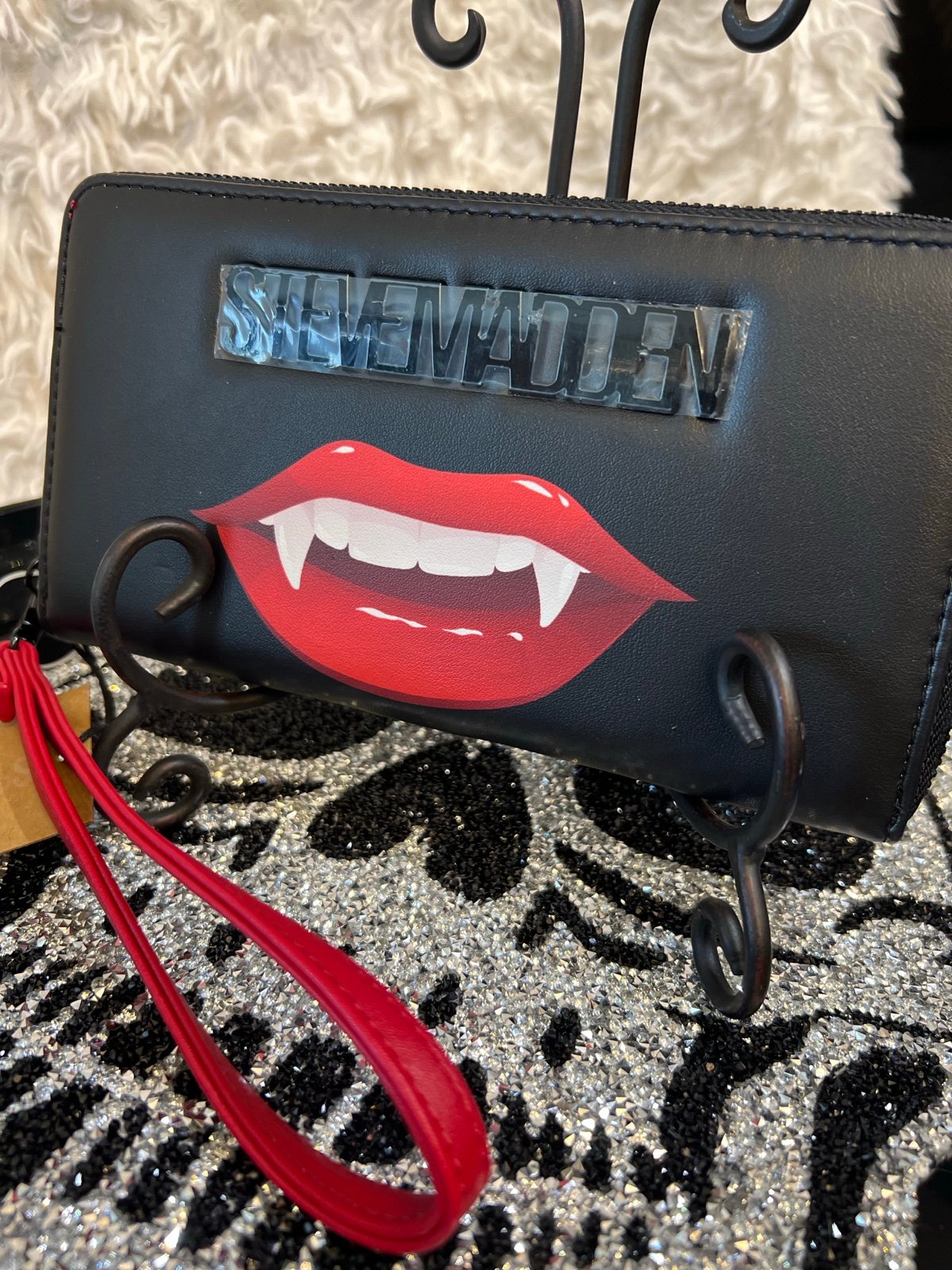 NWT-STEVE MADDEN VAMPIRE LIP ZIP WALLET/ WRISTLET