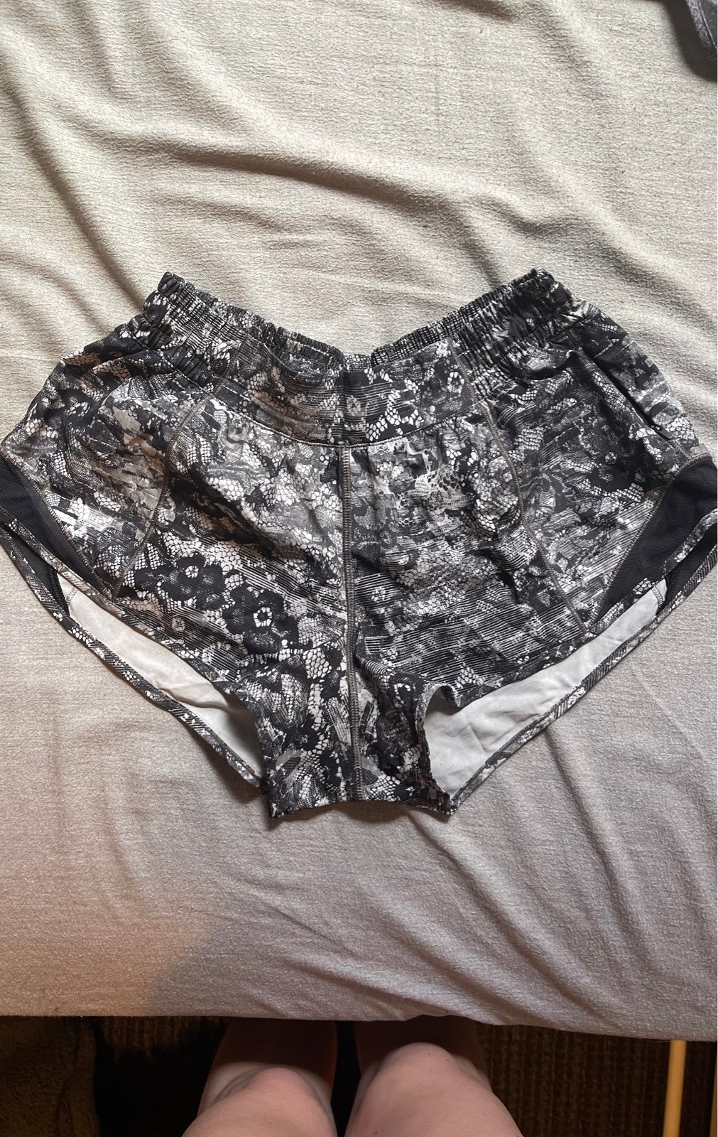 lululemon hotty hot shorts 2.5 - snake