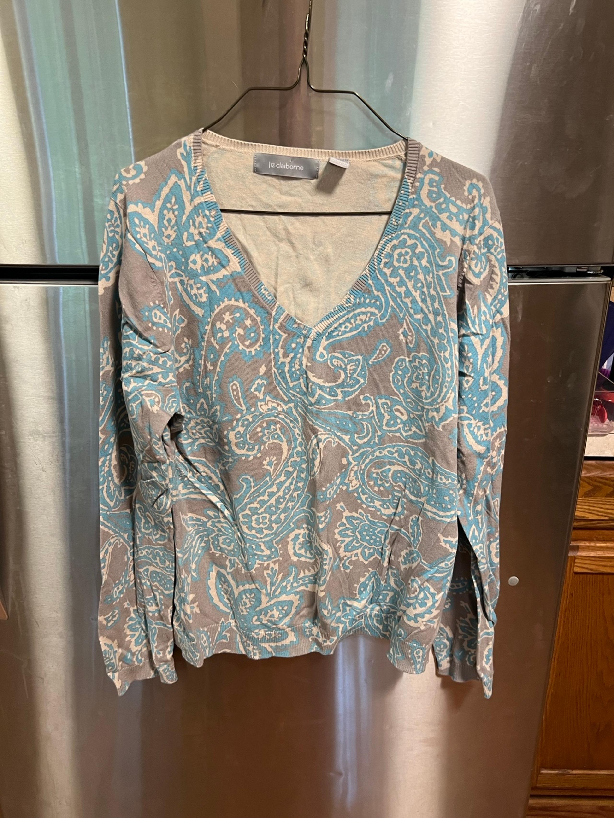Liz Claiborne light sweater V-neck, size L￼