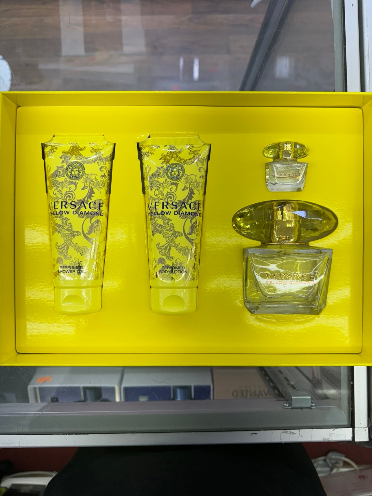 Versace yellow diamond giftset 4 pc 3 oz