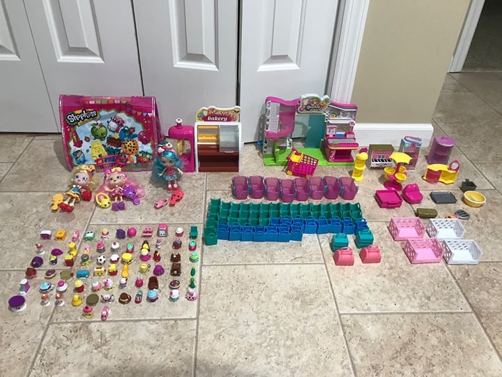 Big Lot of Shopkins & Shoppies dolls & Bakery & Small Mart & Accessories & Case