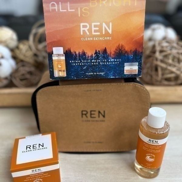 Limited Edition Ren all is bright clean skin care brand new in zip makeup case