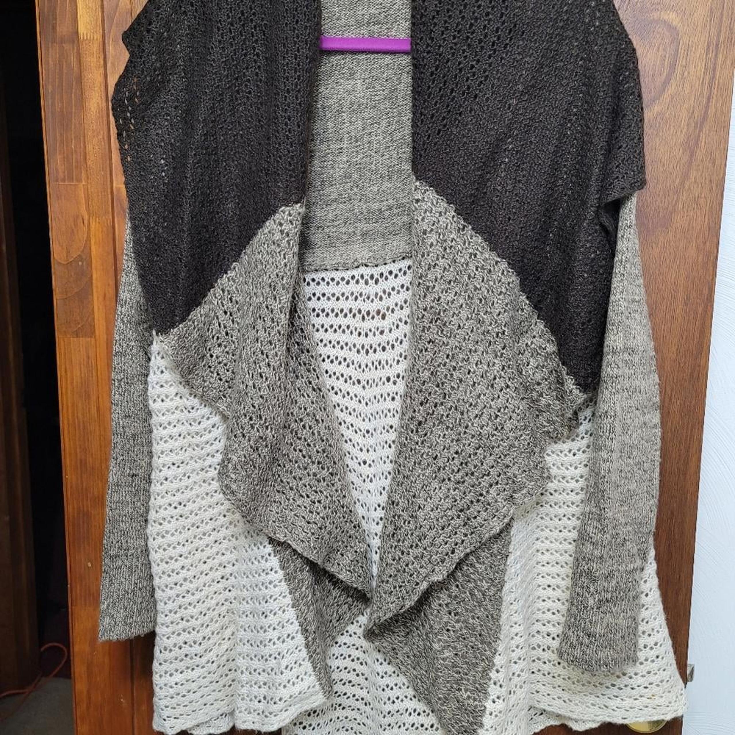 NWOT.  Carolyn Taylor sweater.  Size XL.  (424)