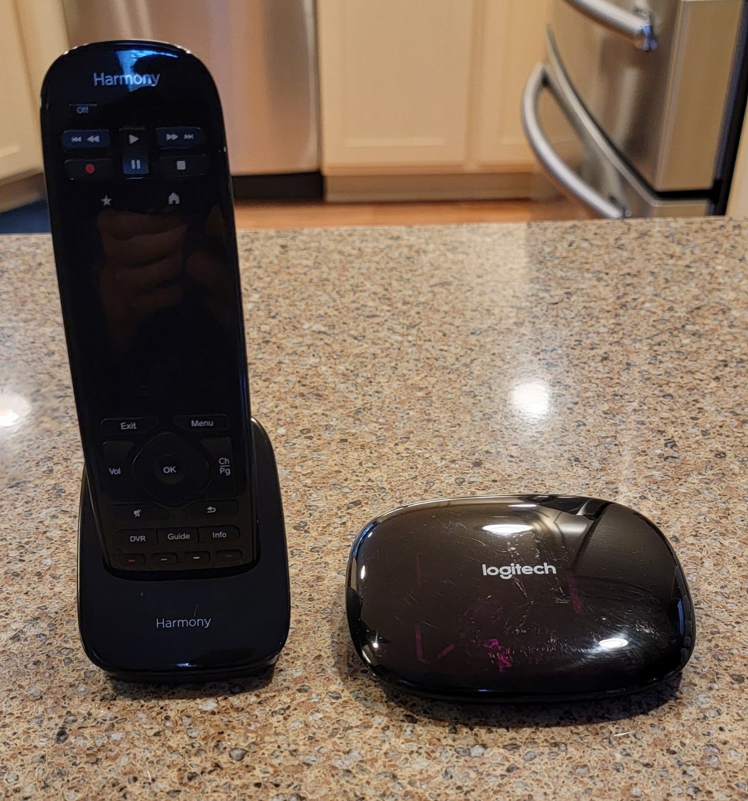 Logitech Harmony Universal Remote Control N-R0007 with Hub O-0004