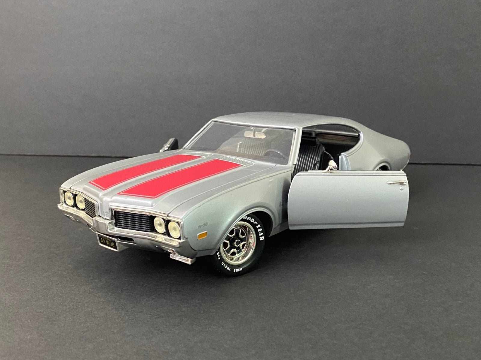 1969 Oldsmobile 1/8 scale metal model