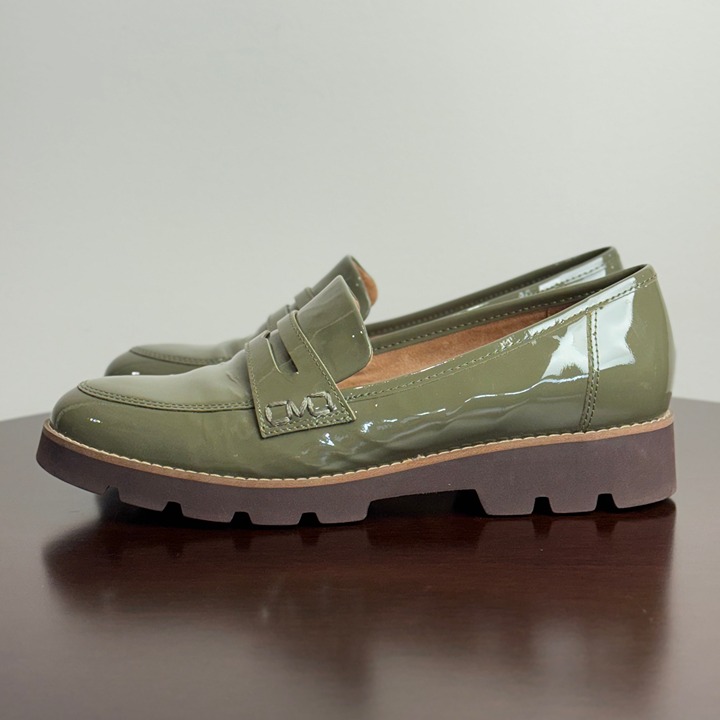 J787 - Women's NWOT/BOX Olive Green Vionic Shoe - Size 8.5M
