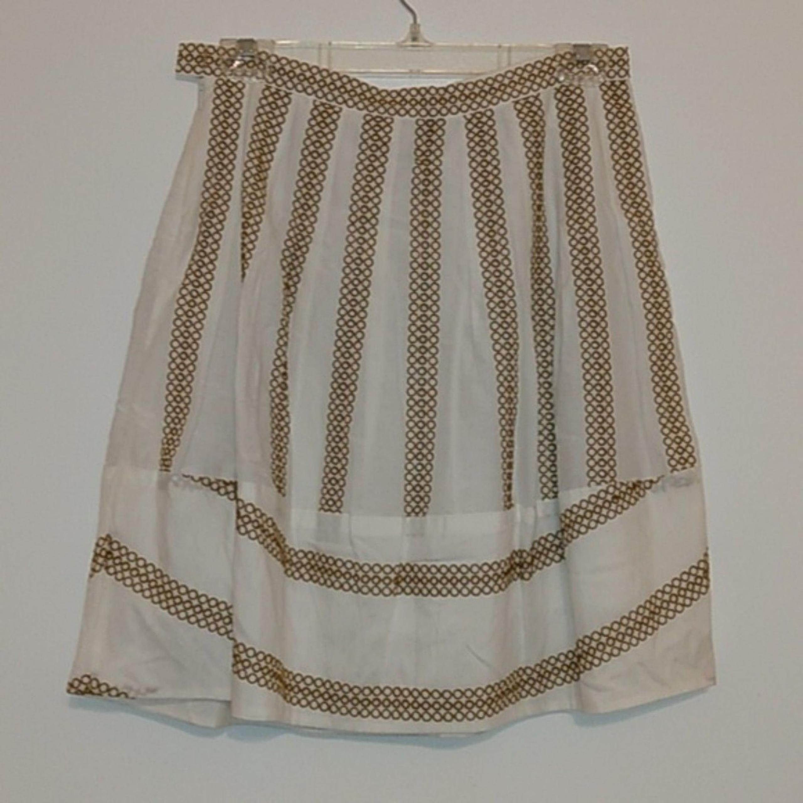 BCBGMAXAZRIA White Pleated A-Line Skirt Gold embordered Circle Design size 0