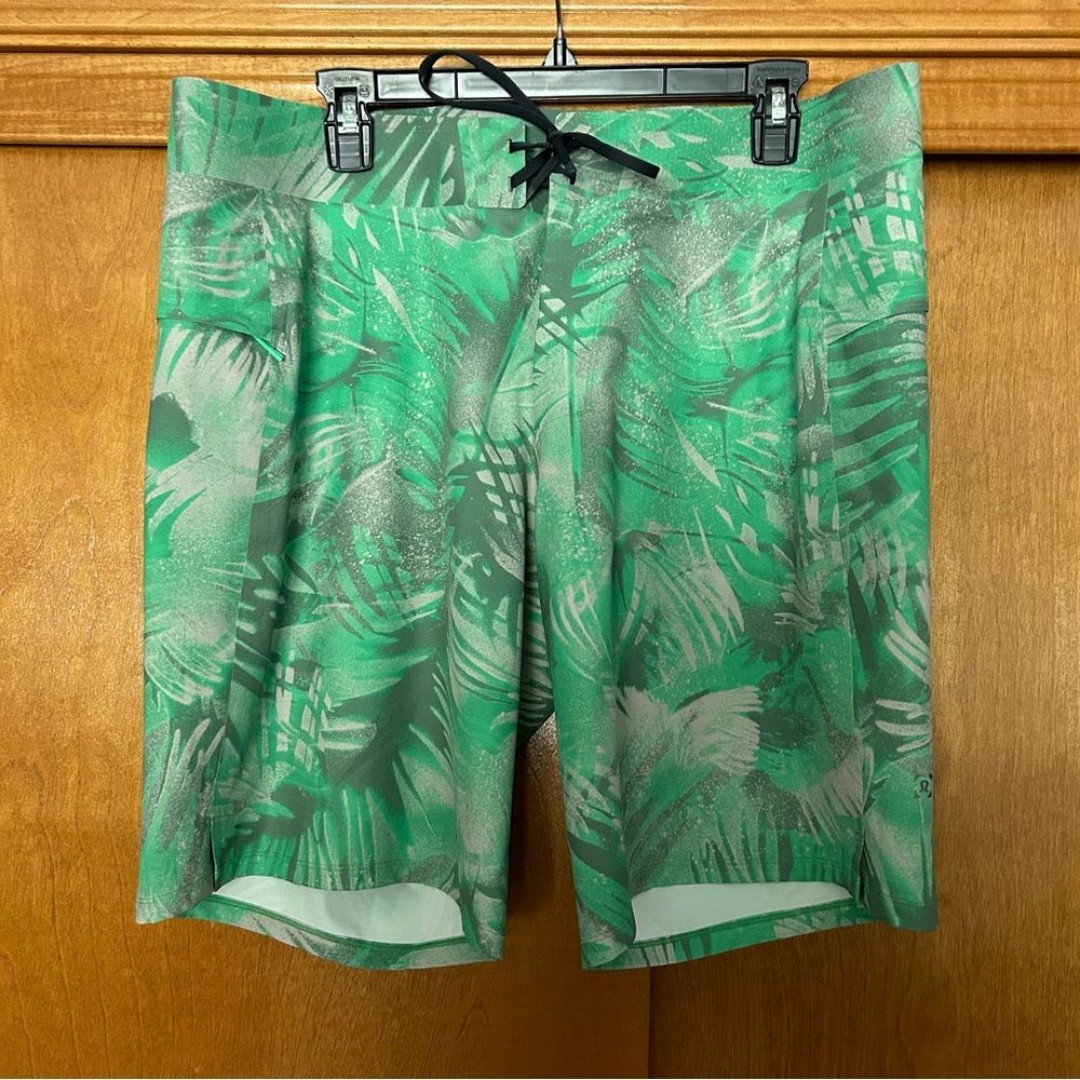 Lululemon Current State Board Shorts 9 Green Palm Leafs Size 36