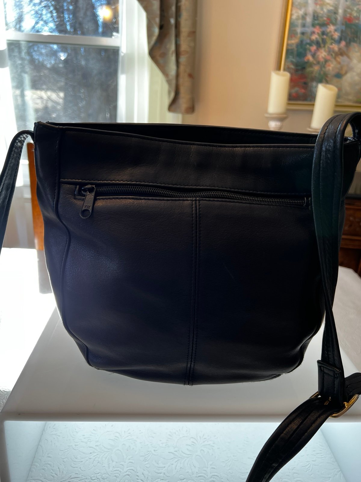 Tignanello crossbody purse – measures 10 x 11 x 4“