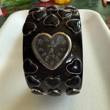 BETSEY JOHNSON BLACK HEART BANGLE WATCH