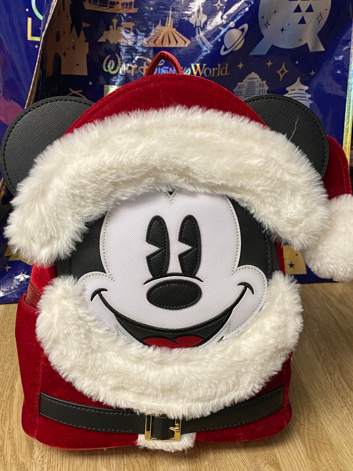 Santa Mickey Disney Parks 2019 Loungefly Velour Backpack new with tags cosplay