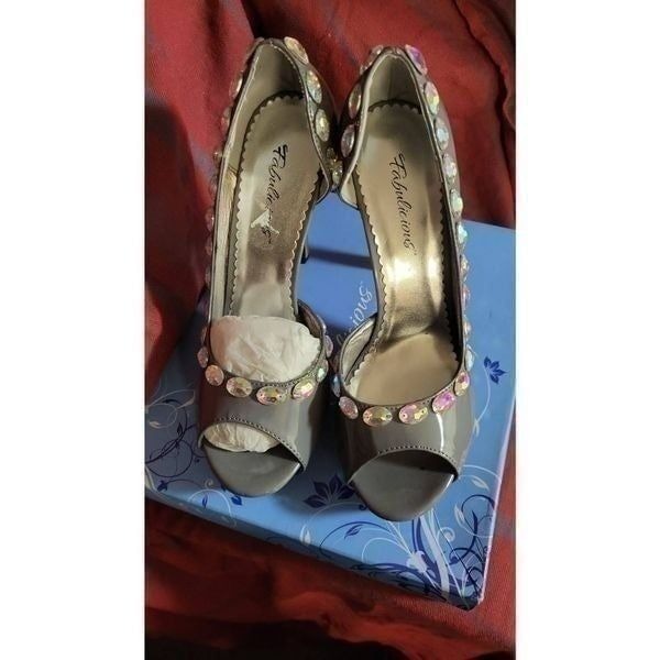 New in box Fabulicious heels with studs sz10