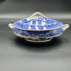 Vintage blue willow tureen
