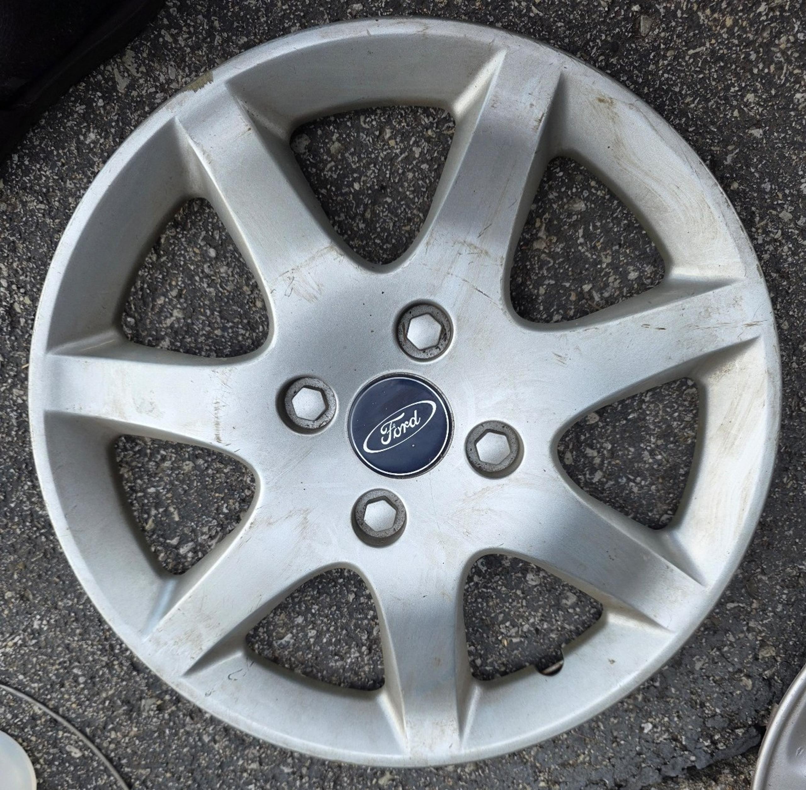 Single used Ford Focus (05-07) 15" hubcap, 5S4Z-1130-AA