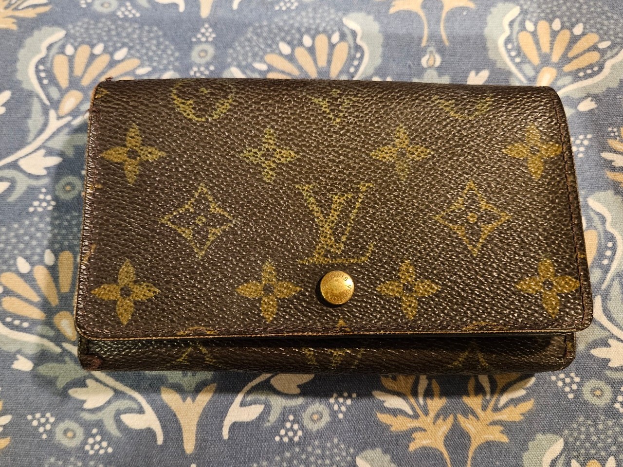 Louis Vuitton wallet *please read*