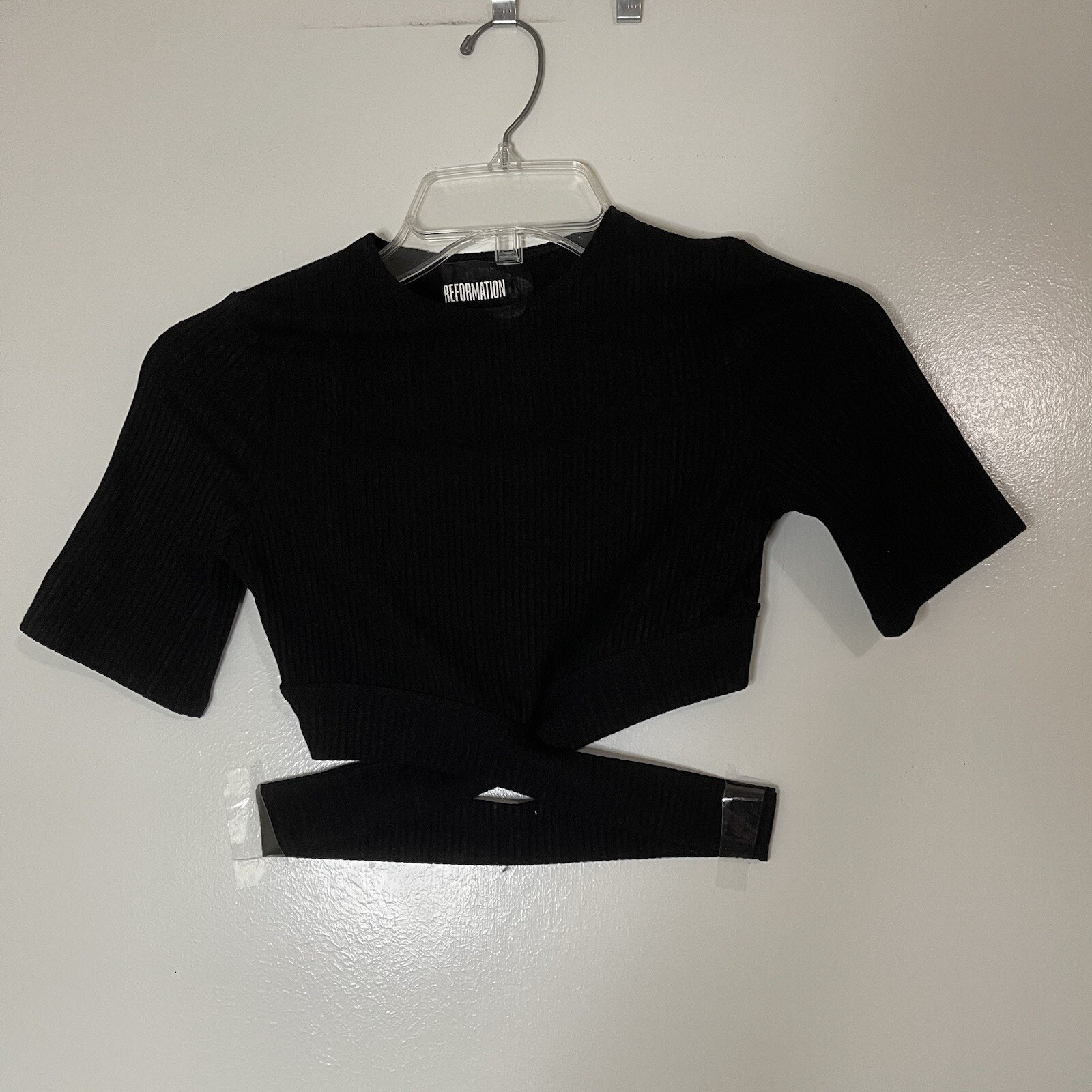 Reformation black ribbed cutout crew neck cropped black tshirt XS