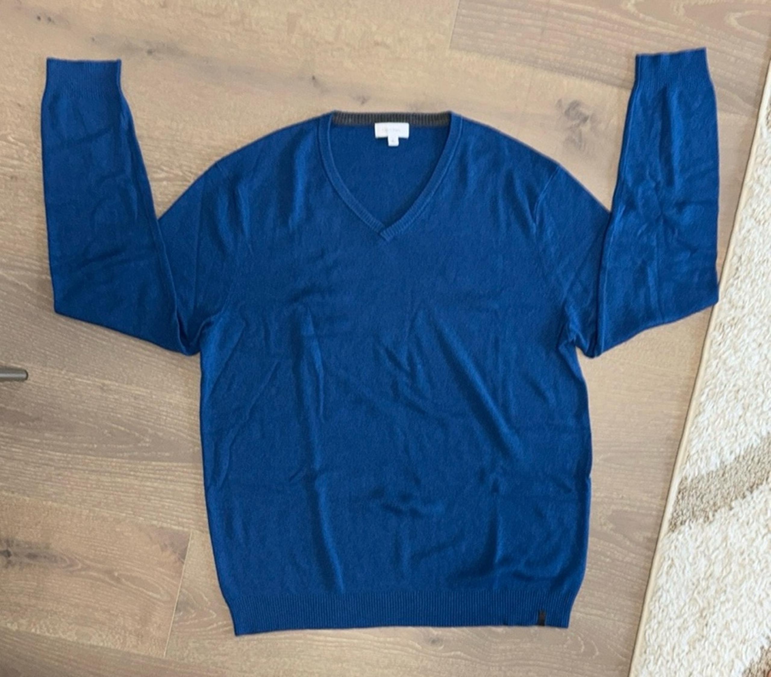 Calvin Klein v neck sweater size XL