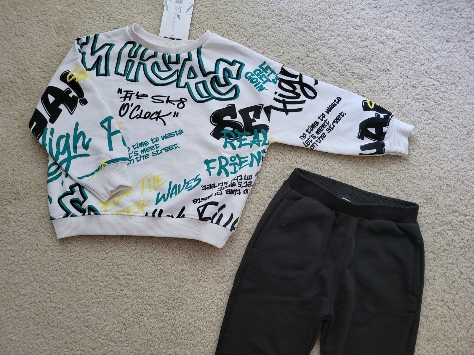 Zara kids GRAFFITI PLUSH SET. Size 4-5t