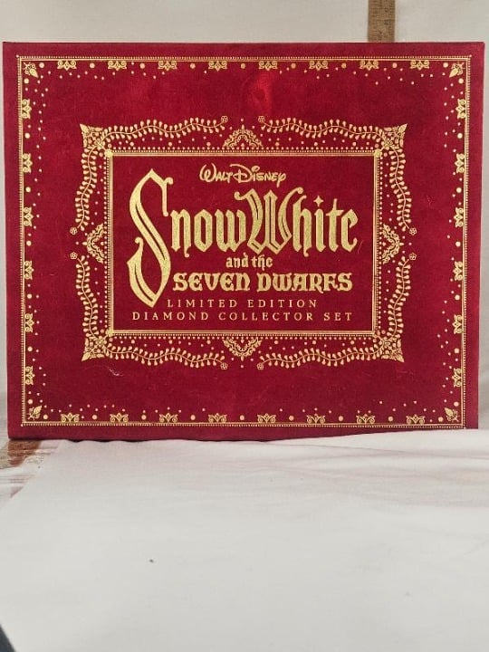 Collector's Snow White & 7 Dwarfs Boxset w/ Pins, Blu-ray, Book