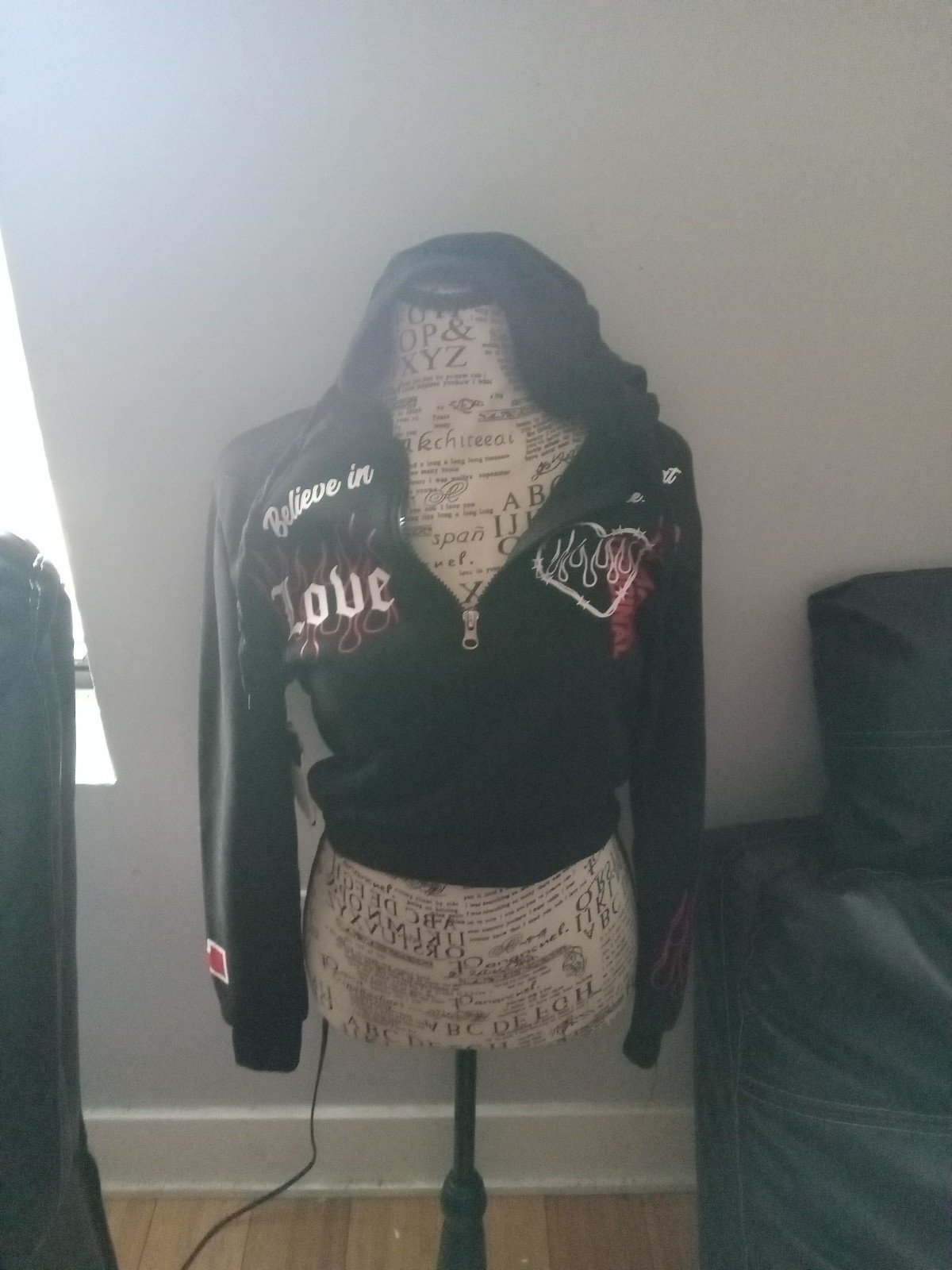 Cute crop hoodie and the sweat pants have zipper on bottom