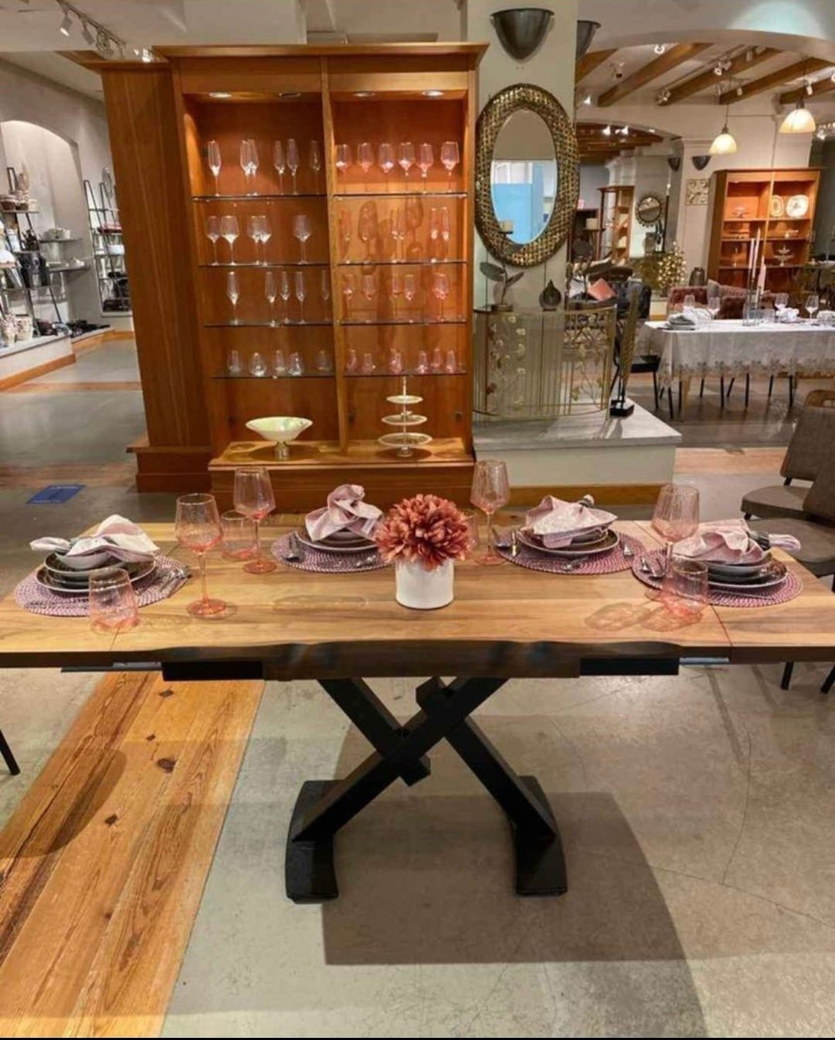Extentable dining table