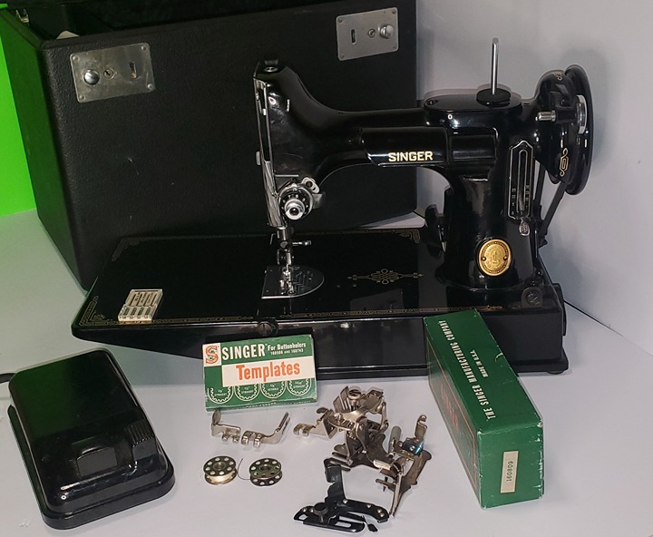Singer 221 Featherweight Sewing Machine – Vintage Elegance in Original Case