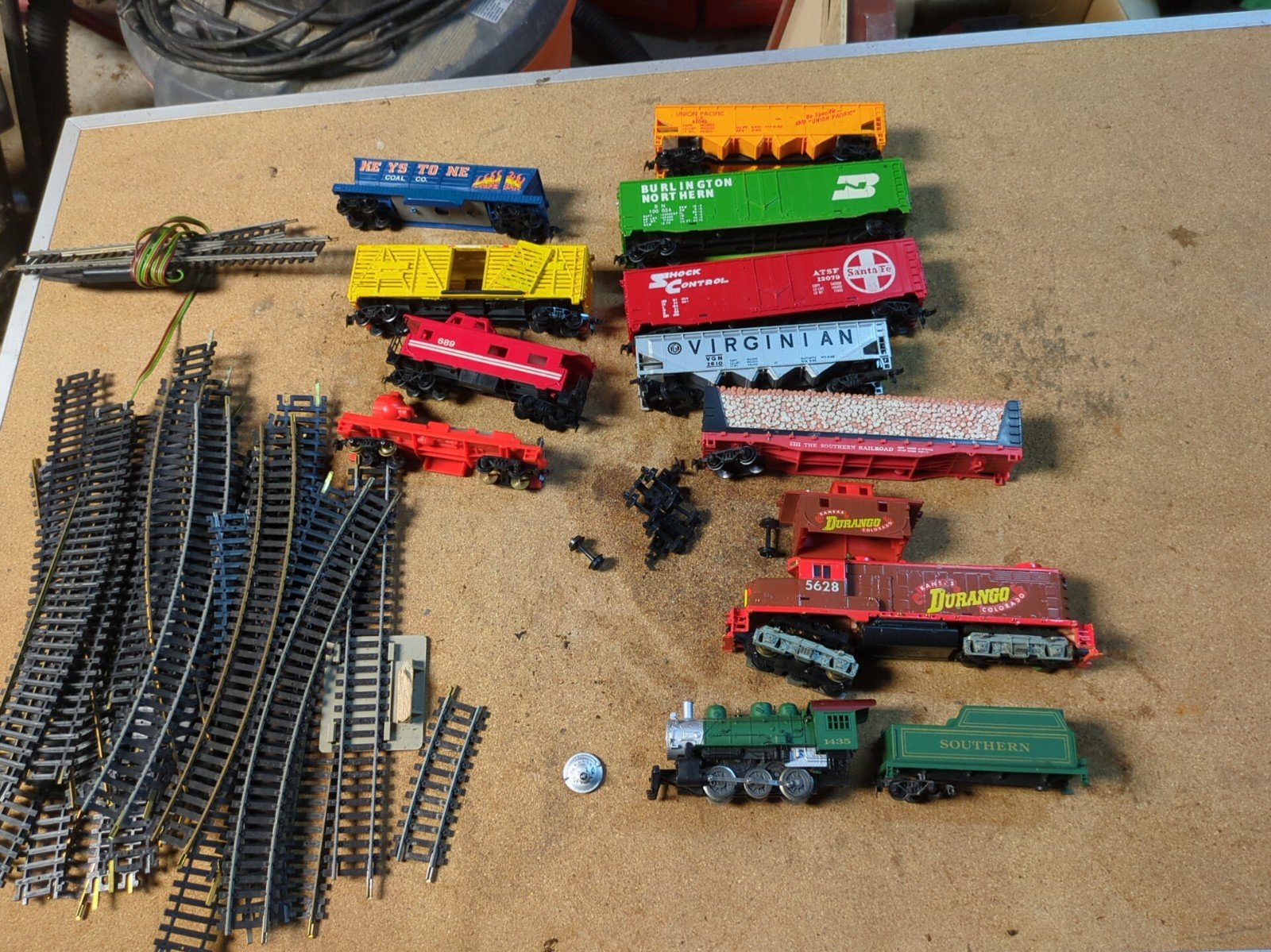Lot Of Tyco Ho Scale Cars ,Locomotive's And Tracks