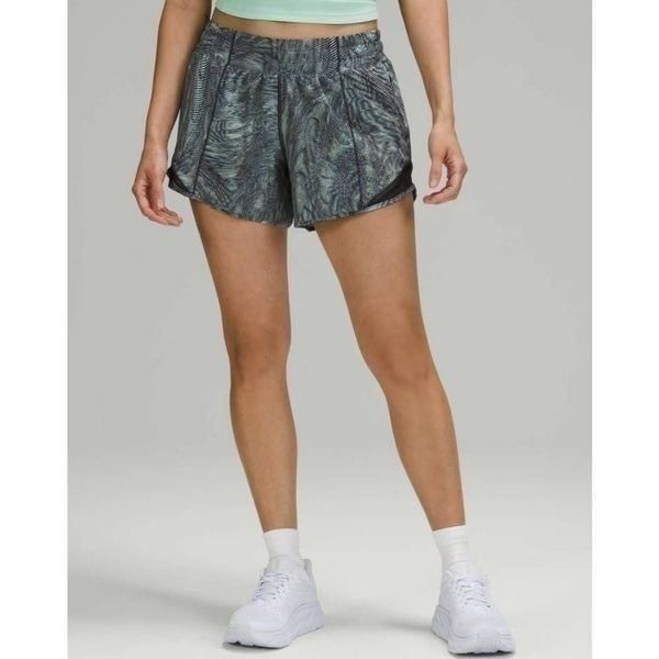 LULULEMON ATHLETICA Hotty Hot Low Rise Short 4' Size 4