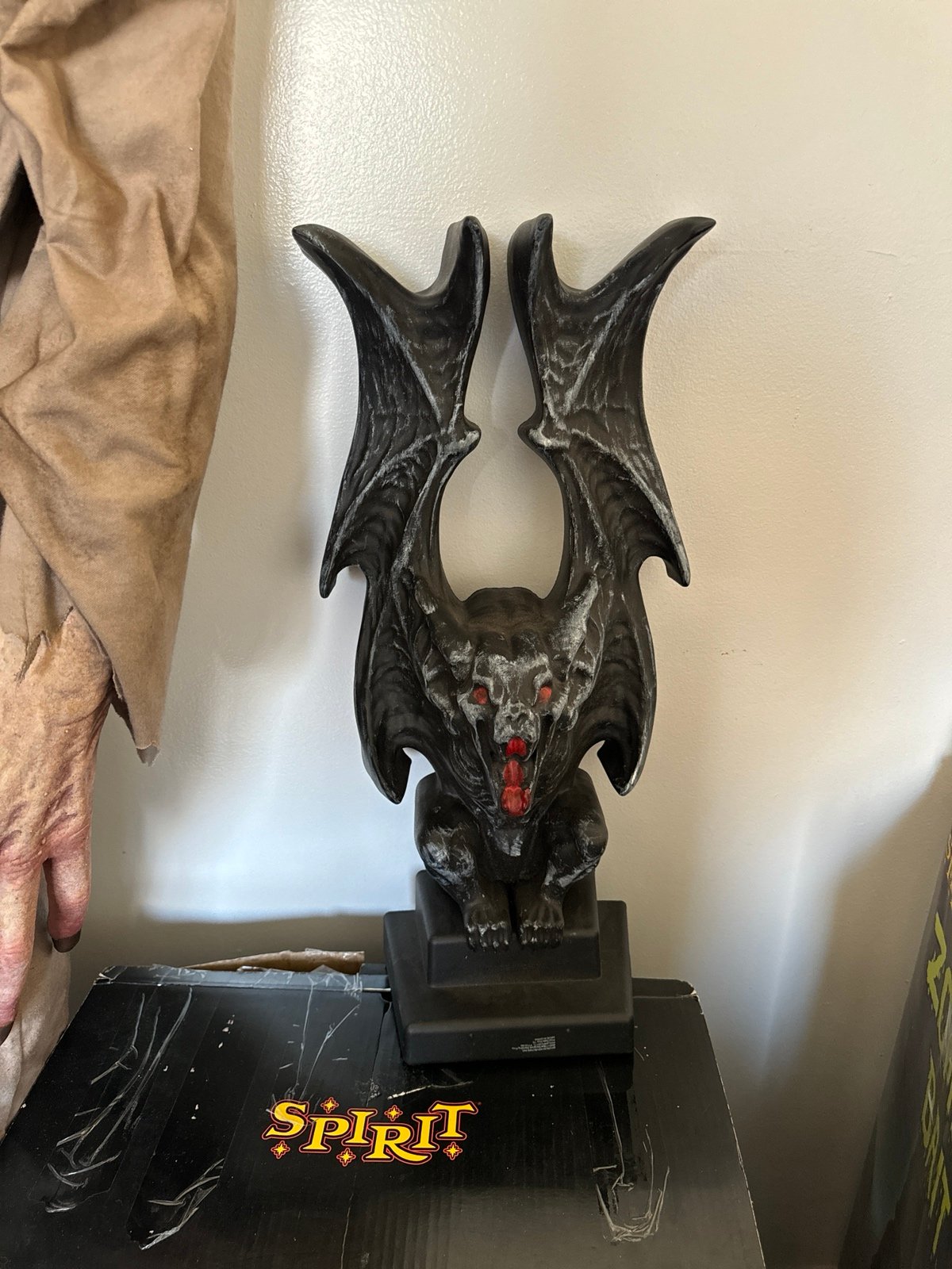 SPIRIT HALLOWEEN VINTAGE FORUM NOVELTIES BAT/ GARGOYLE STANDING PROP BLOOD