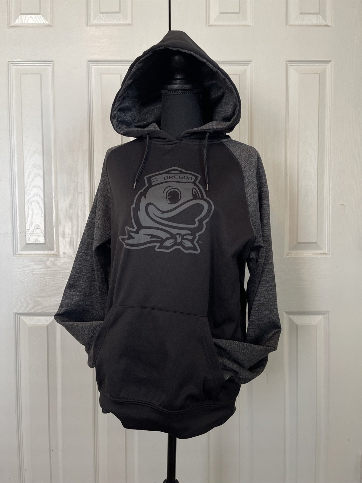 Men's Colosseum Oregon Ducks Blackout 3.0 Tonal Raglan Pullover Hoodie Small