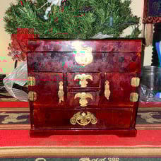Gorgeous Chinese lacquered jewelry box