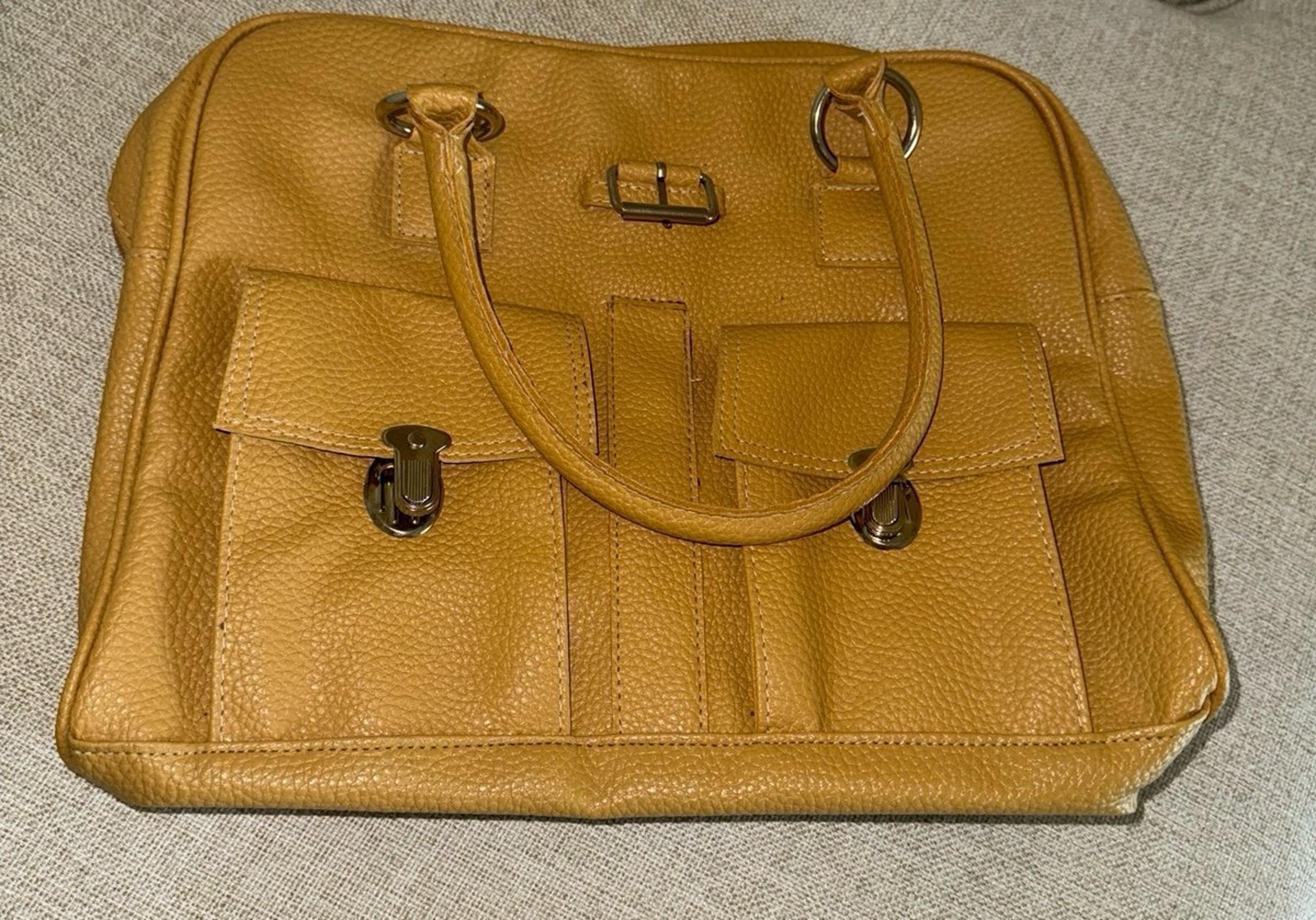 Signiture Club A Tan Purse