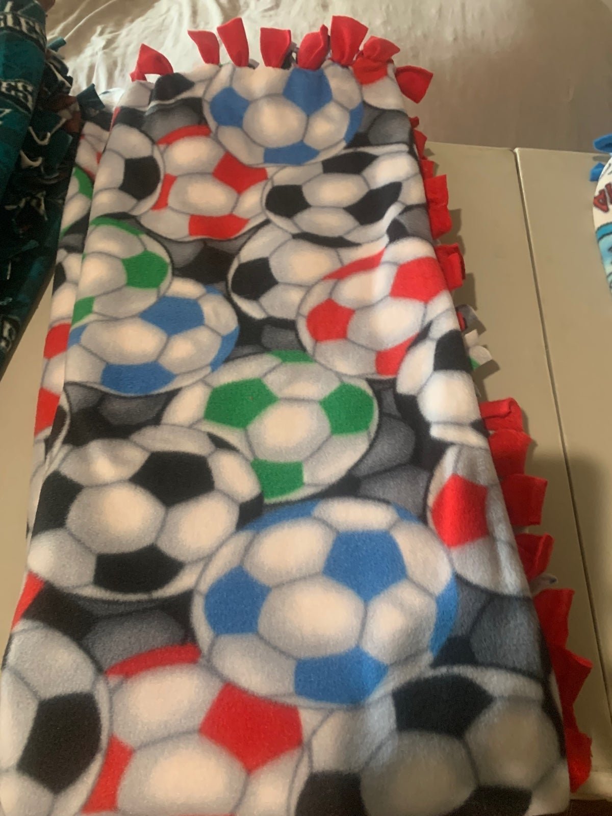 No sew blanket, queen, Soccer balls w/Black