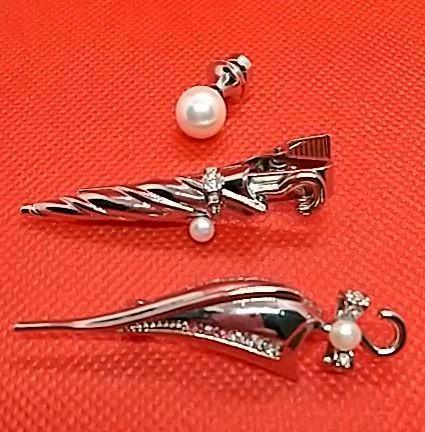 Set of three brooches and tie pins.