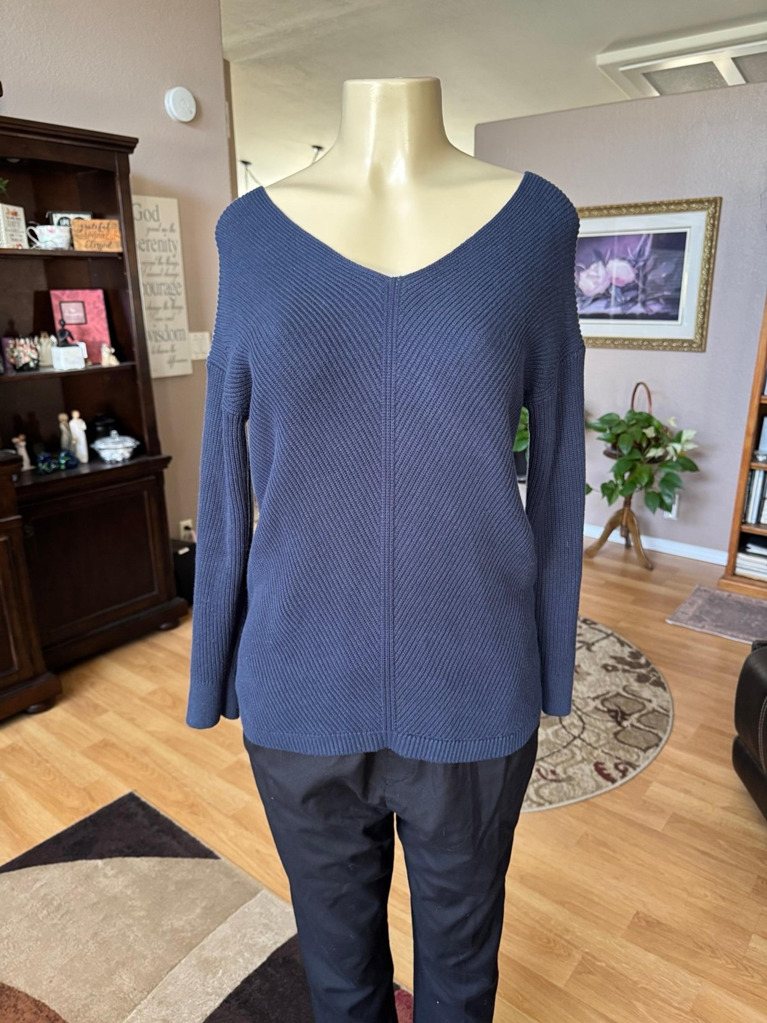 LL Bean navy blue long sleeve Vneck sweater-size M