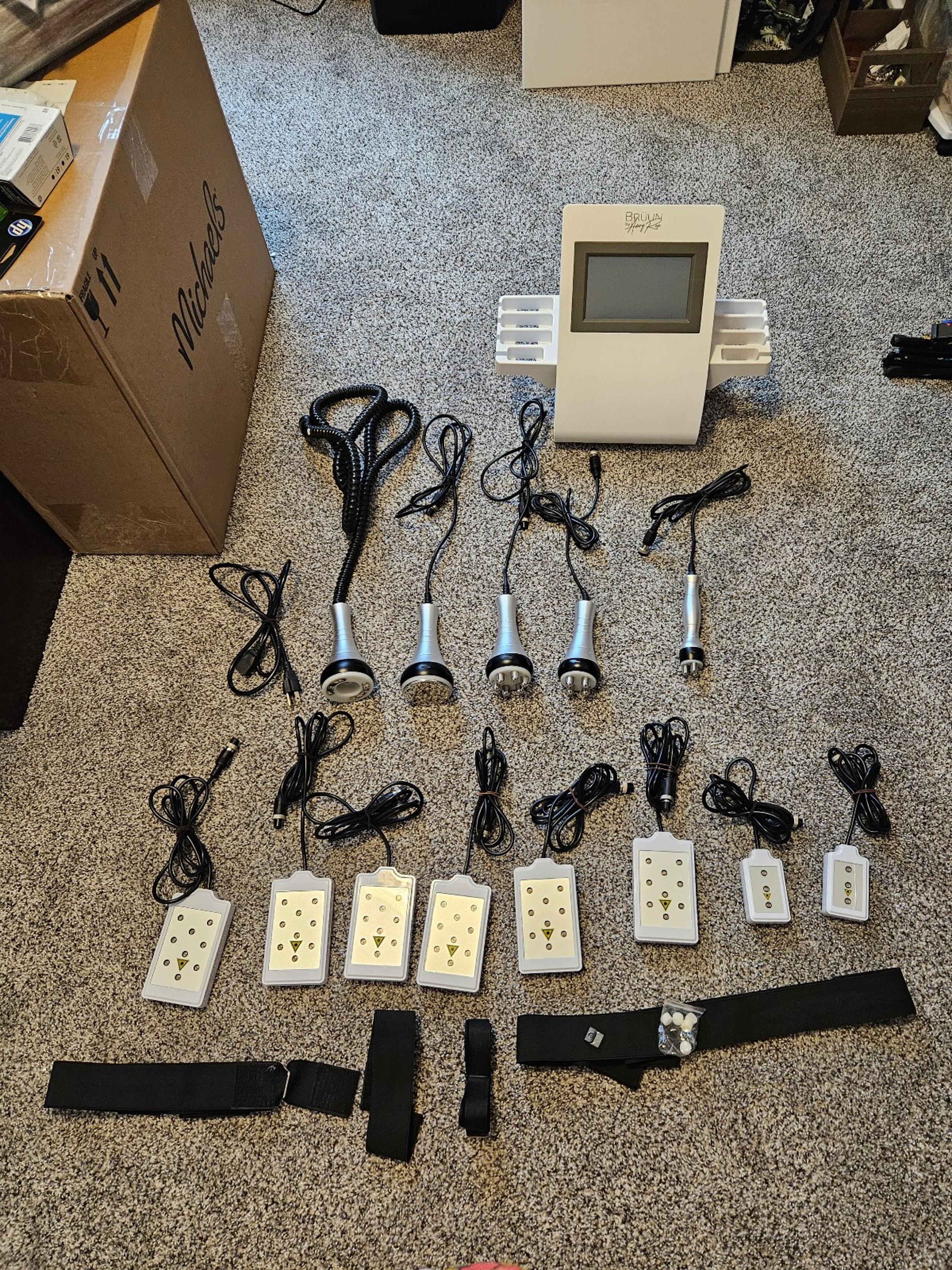 BODY SCULPTING MACHINE                          BRUUN 6 IN 1 CAVITATION MACHINE